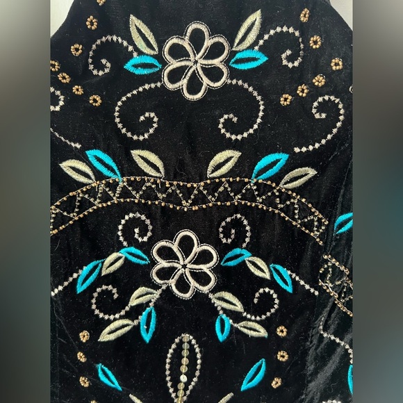 VENUS Black Velvet Embroidered Beaded Sequin Bell Sleeve Top Size 6 NWT - Picture 8 of 14